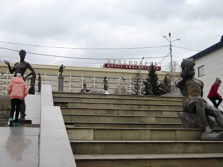 Фонтан Реки Сибири на театральной площади